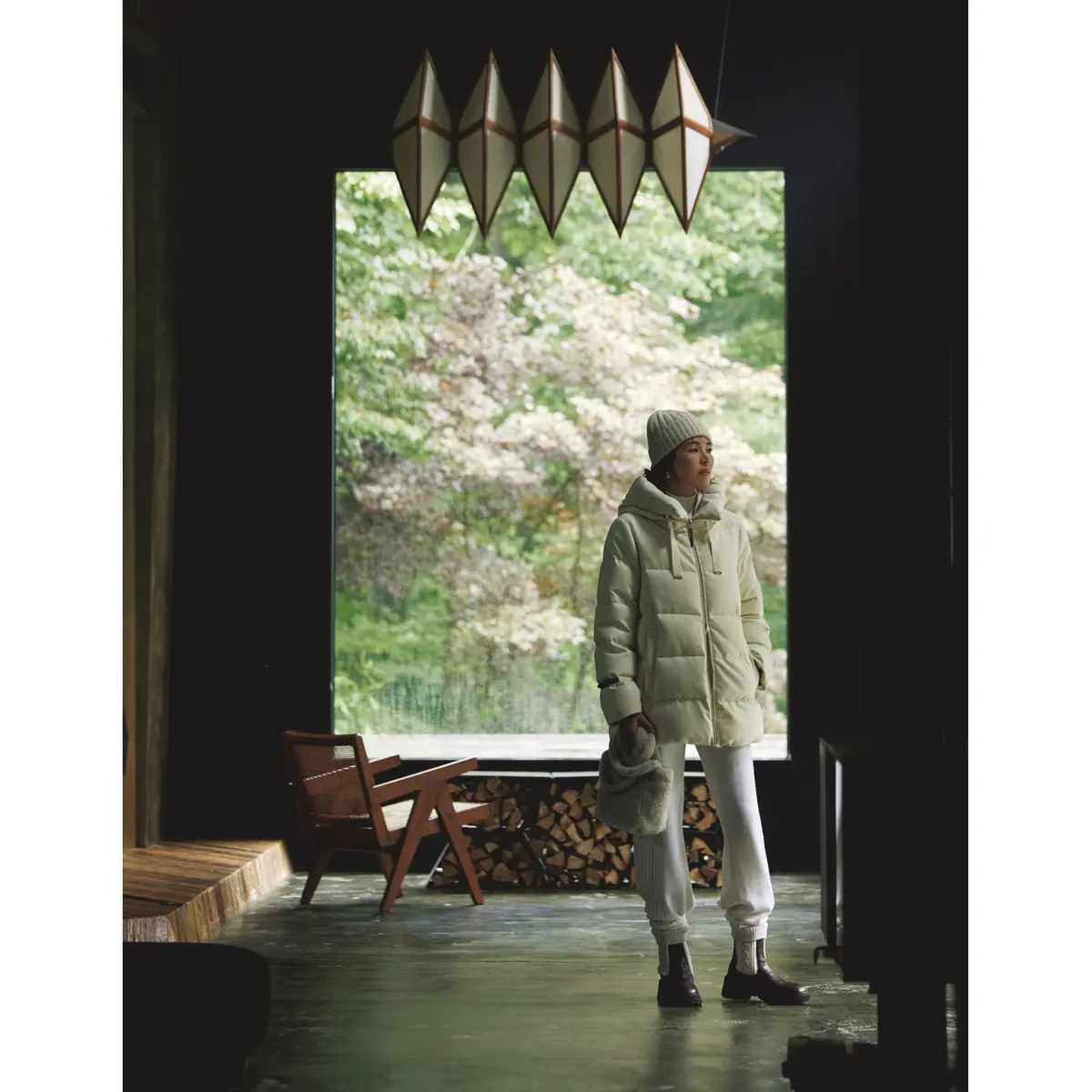 フードつきダウンジャケットとニットパンツ、ニット帽をオールホワイトでまとめたコーディネート　モデル・SHIHO