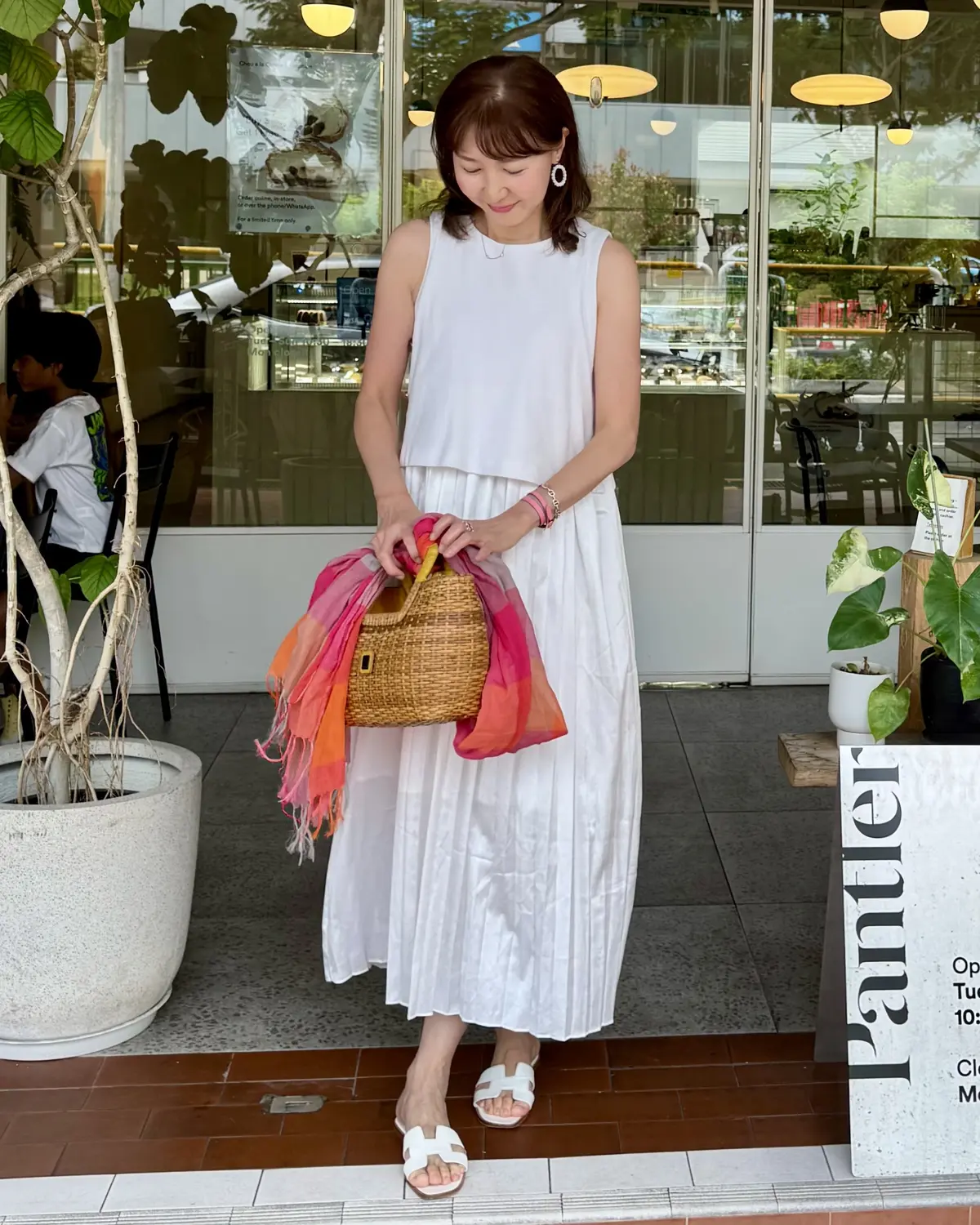 ホワイトコーデ　カゴバッグ