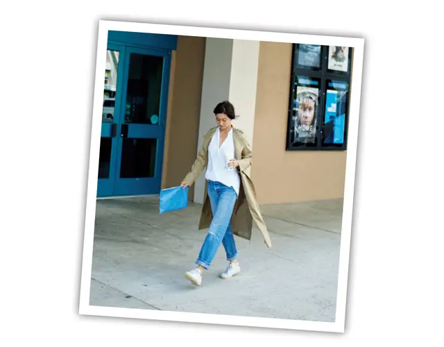 トレンチとデニムというクラシックで永遠の定番コンビネーション