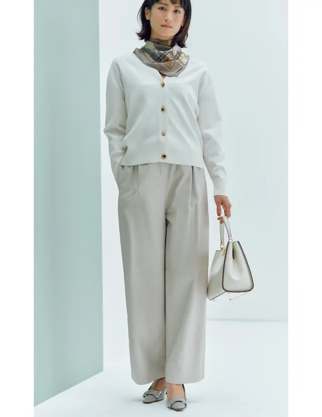 アフガン巻きのスカーフをアクセントにする黒田エイミ