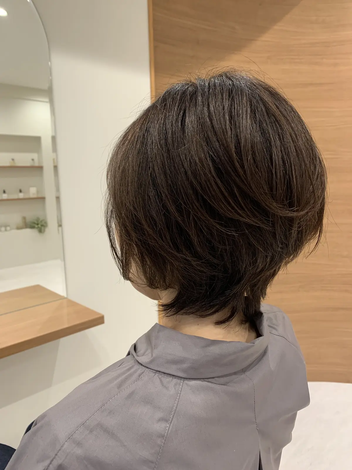 美容院でショートカットにメンテナンスした女性