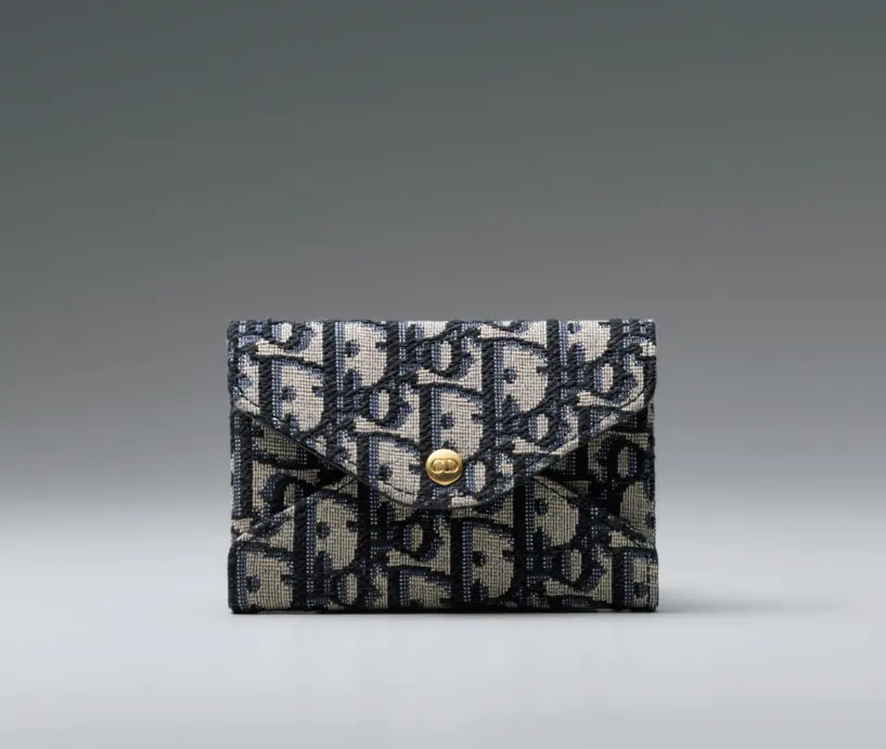 取り出し可能なカードケースが中に付属。使用頻度の高い カードのパスケースにしても。本体に折りたたんだ紙幣も 収納でき、小さいのにお財布がわりにもなる実用性を発揮。 カード挿し1、ポケット1。カードホルダー（8×11×2）￥ 99,000／クリスチャン ディオール（ディオール）