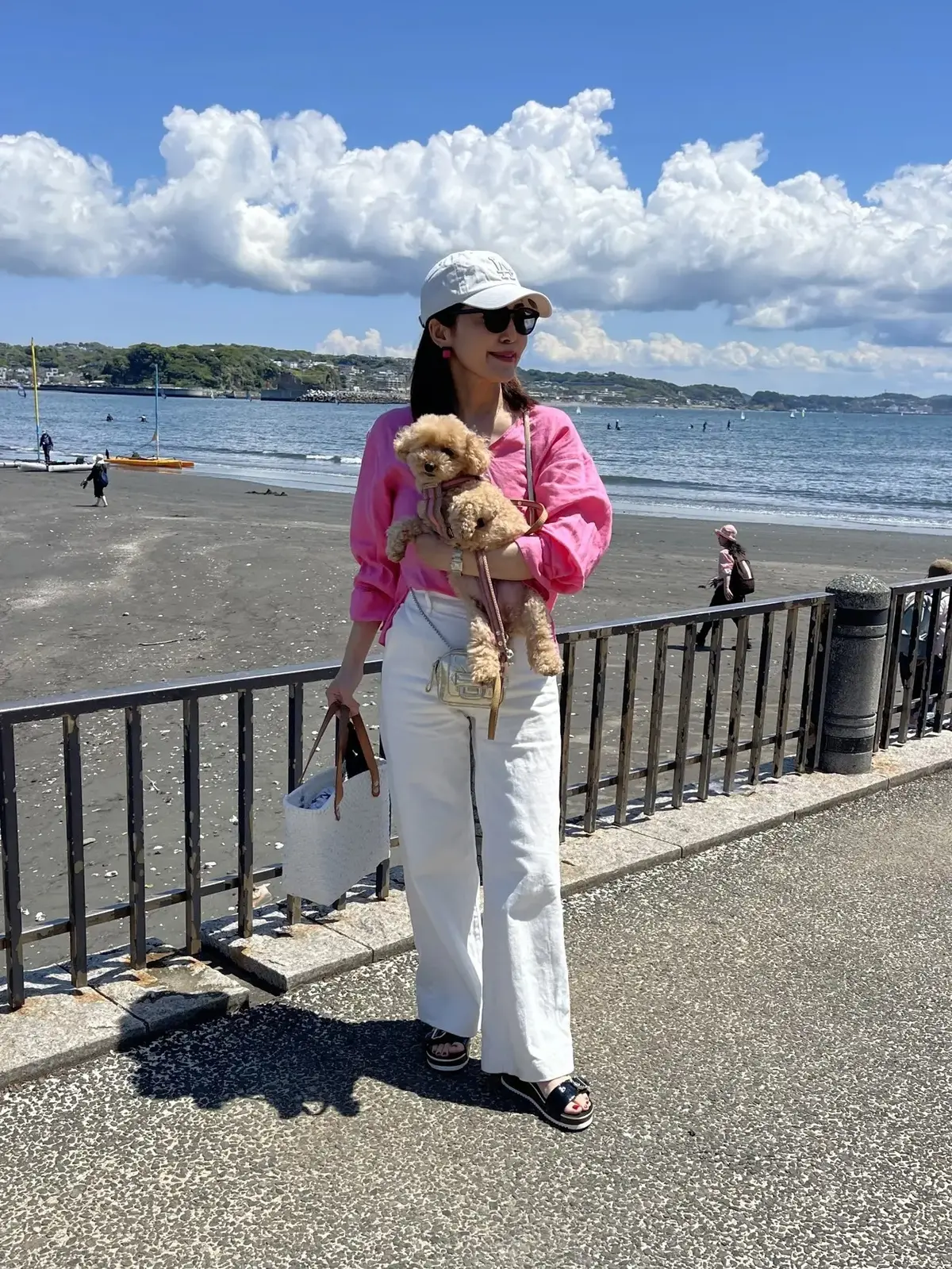 ピンクシャツと白デニムで江ノ島散策
