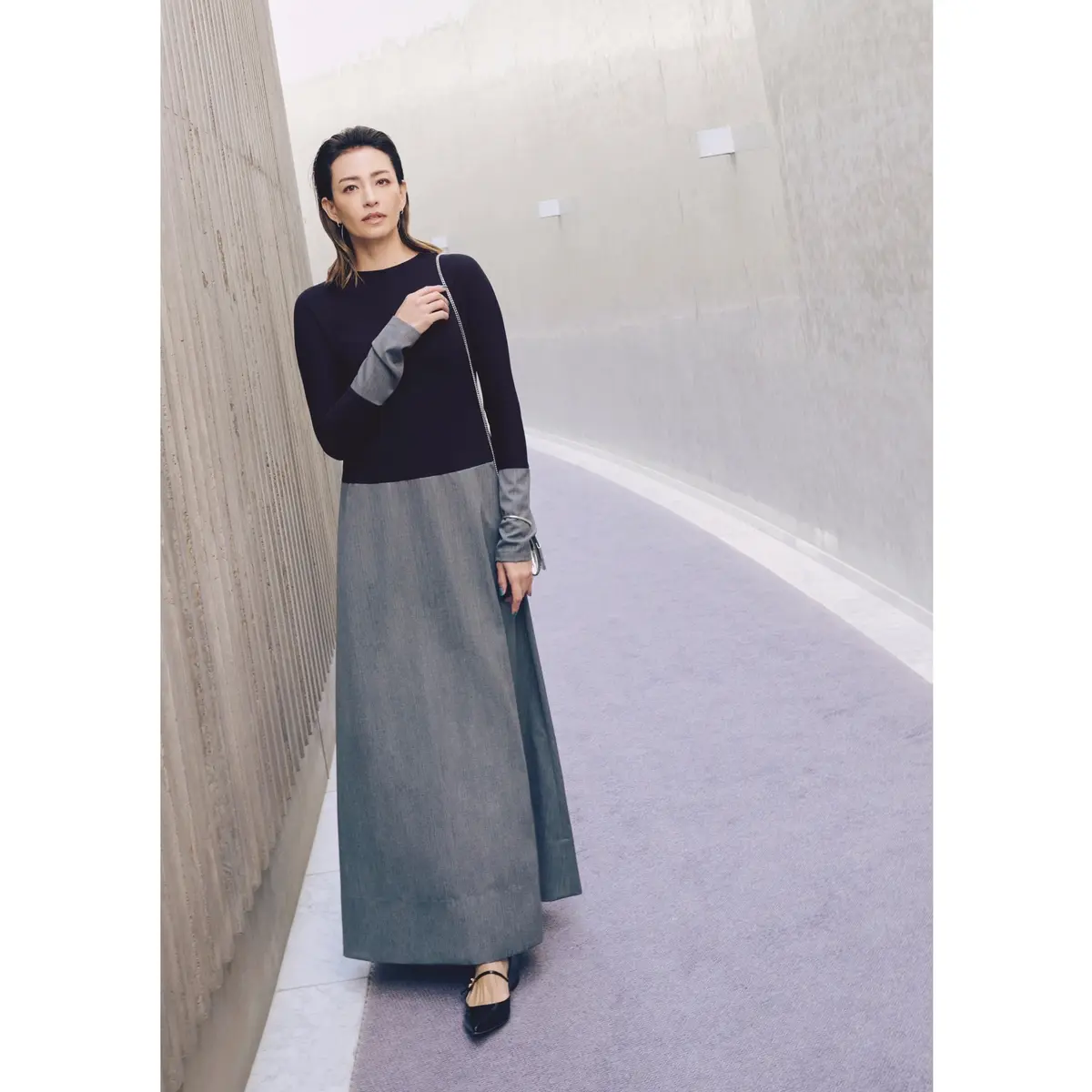 黒×グレーの配色ワンピースのコーデ　モデル・RINA