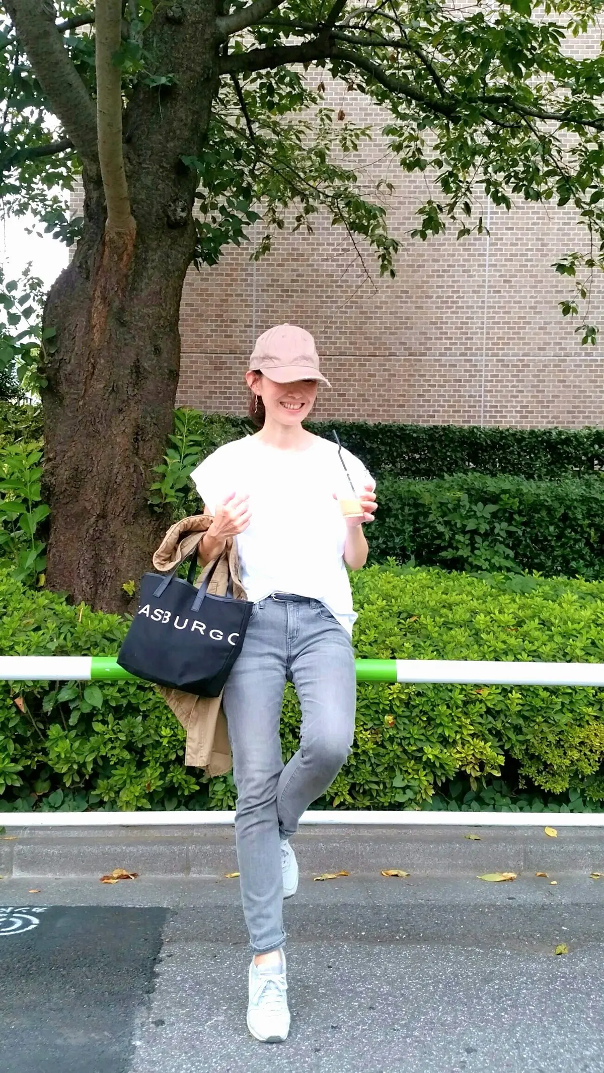 秋コーデに大人のBIGロゴトートの画像_5