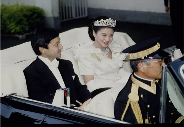 ご成婚時の雅子さまのローブデコルテも　Ⓒ朝日新聞社/Getty Images