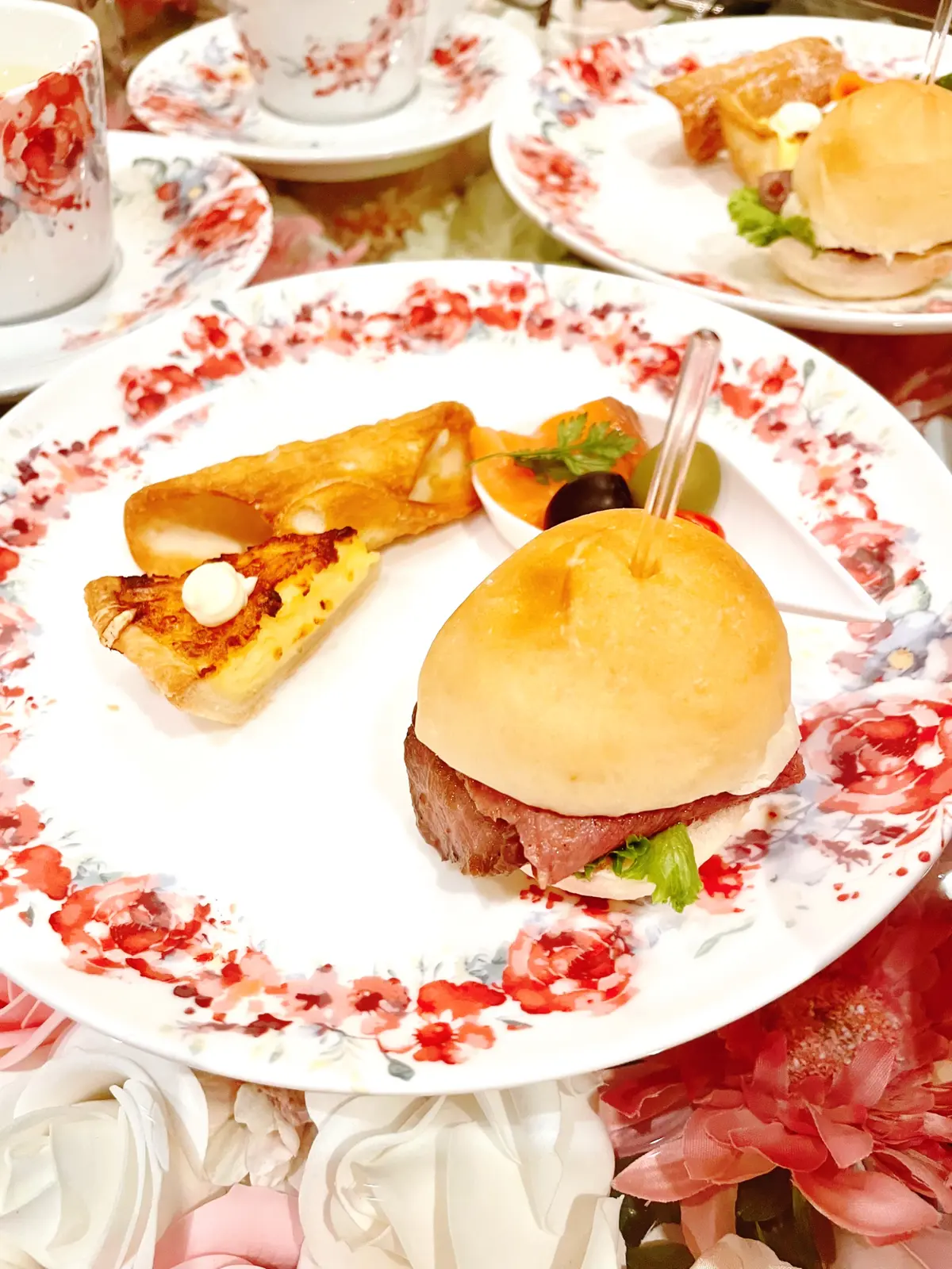 Afternoon Flower Lounge Tea Bloomy 銀座店、カンノーロ、美味しいアフタヌーンティー、美味しいランチ、美味しい女子会、可愛い女子会、映えるアフタヌーンティー、お花のアフタヌーンティー、ミシュラン星付きシェフ監修、ロブションシェフ監修、ムース、いちごムース、ヨーグルトムース、ピスタチオ、いちごマカロン、苺マカロン、ココナッツ、ココナッツプリン、パンナコッタ、苺パンナコッタ、いちごパンナコッタ、いちごゼリー、いちごジュレ、Tea Bloomy 銀座店、 アフタヌーンティー フラワーラウンジ ティーブルーミー、アフタヌーンティー、お花のアフタヌーンティー、アジアンフラワー、アジアンフラワーアフタヌーンティー、 、アジアン、アジアンテイスト、アジアンインテリア、お花のテーブル、コーヒー、カフェラテ、可愛いカップ、お花のカップ、可愛いカップ&ソーサー、コーヒーカップセット、飲み放題、フリードリンク、ドリンクブュッフェ、花柄カップセット、お花のカップセット、お花のカップ、花柄カップ、花柄カップ&ソーサー、選べるカップ、紅茶、アールグレイ、ハーブティー、アールグレイティー、お茶漬け、サーモン、サーモンのお茶漬け、鮭茶漬け、ハンバーガー、ローストビーフ、ローストビーフバーガー、サーモン、オリーブ、スイーツ、乾杯酒、スパークリング、デトックスウォーター、女子会、ワンピース、花柄ワンピース、モノトーンワンピース、モノトーン花柄ワンピース、ピンクワンピース、カンノーロ、ケーキ、シュークリーム、マカロン、タルト、チーズケーキ、いちご、マンゴー、イチゴ、苺、桃、