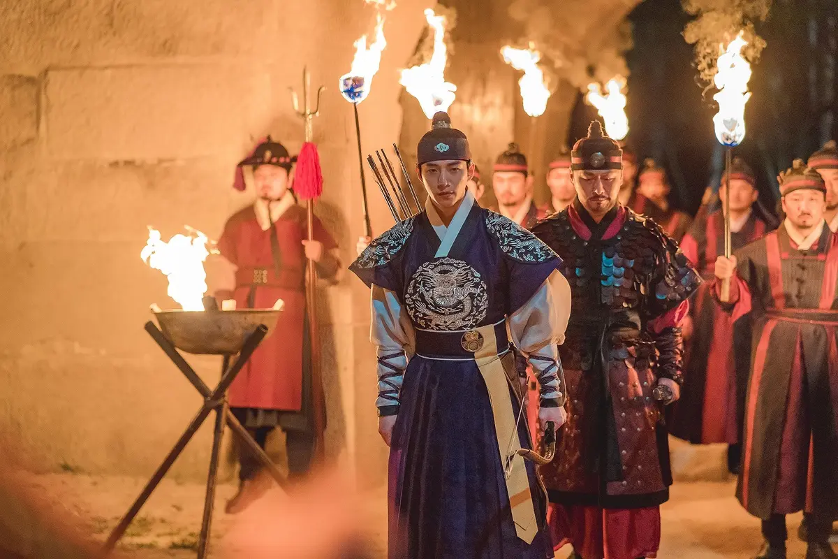 赤い袖先　ジュノ