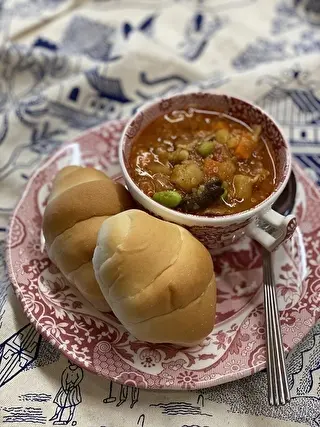 ペリカンのロールパンにトマトスープを添えて