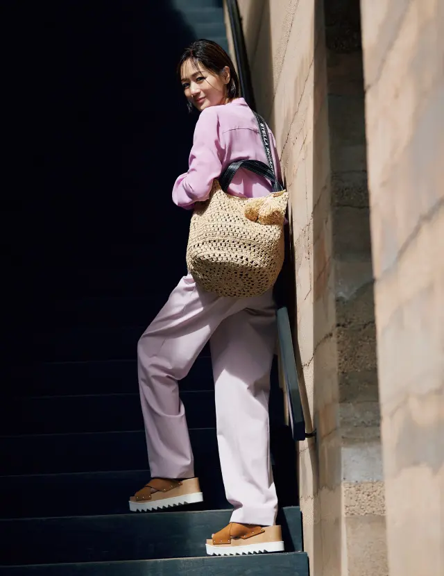 ステラ マッカートニーのかごバッグと大人カジュアルスタイルの富岡佳子