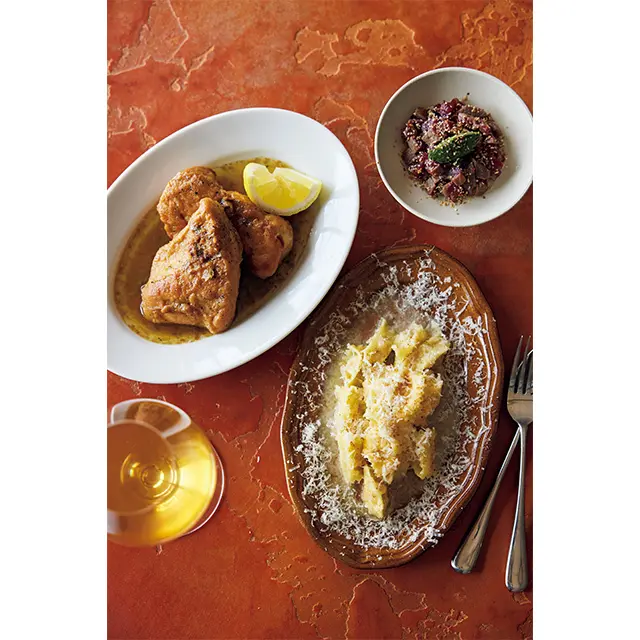 （上から時計回りに）「鹿もも肉タルタル 実山椒のサルサ」 ￥1,500。広島県の猟師から仕入れる鹿を使用、サルサは季 節替わり。発酵のうま味がワインを呼ぶ「豚の熟なれ鮓ずし入り ア ニョロッティ・ダル・プリン 糠バターソース」￥1,550。レ モンの酸味が効いた「鶏バター！」￥2,200　