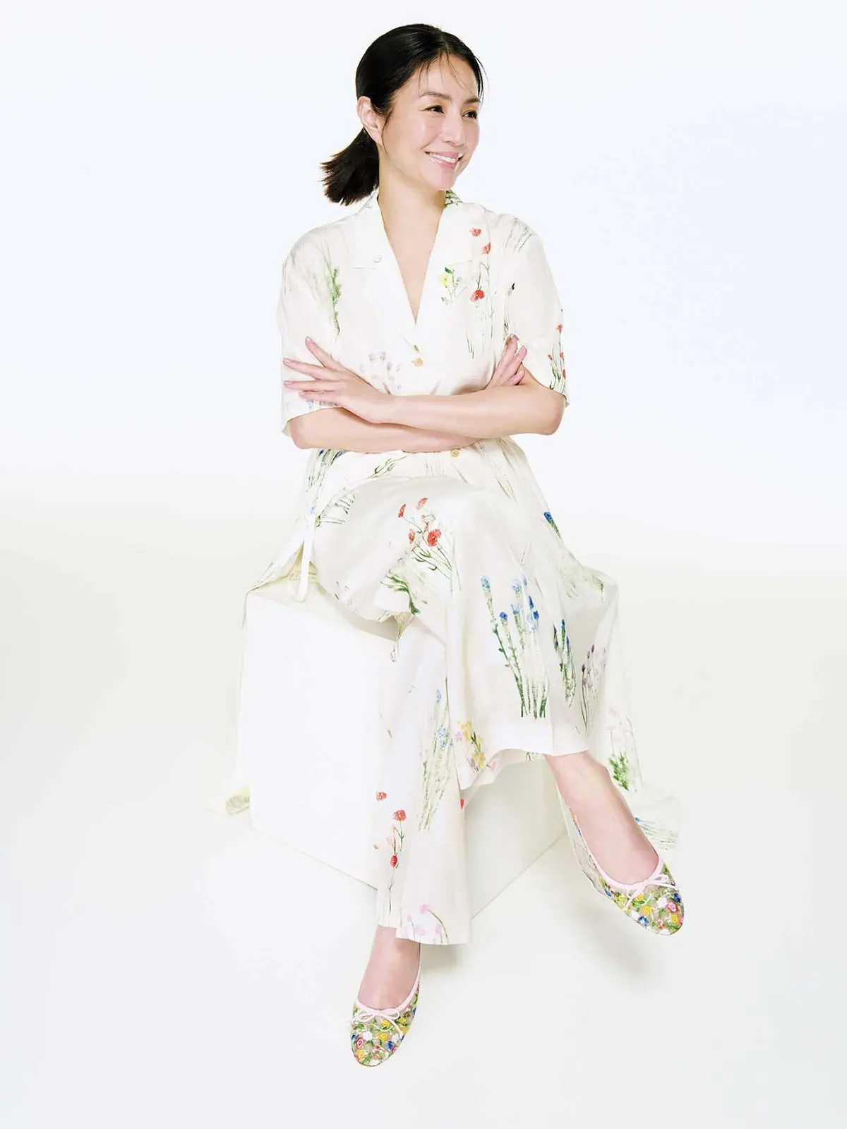 履くたびに笑顔になれる フラワー刺繡が彩る 軽やかな足もと