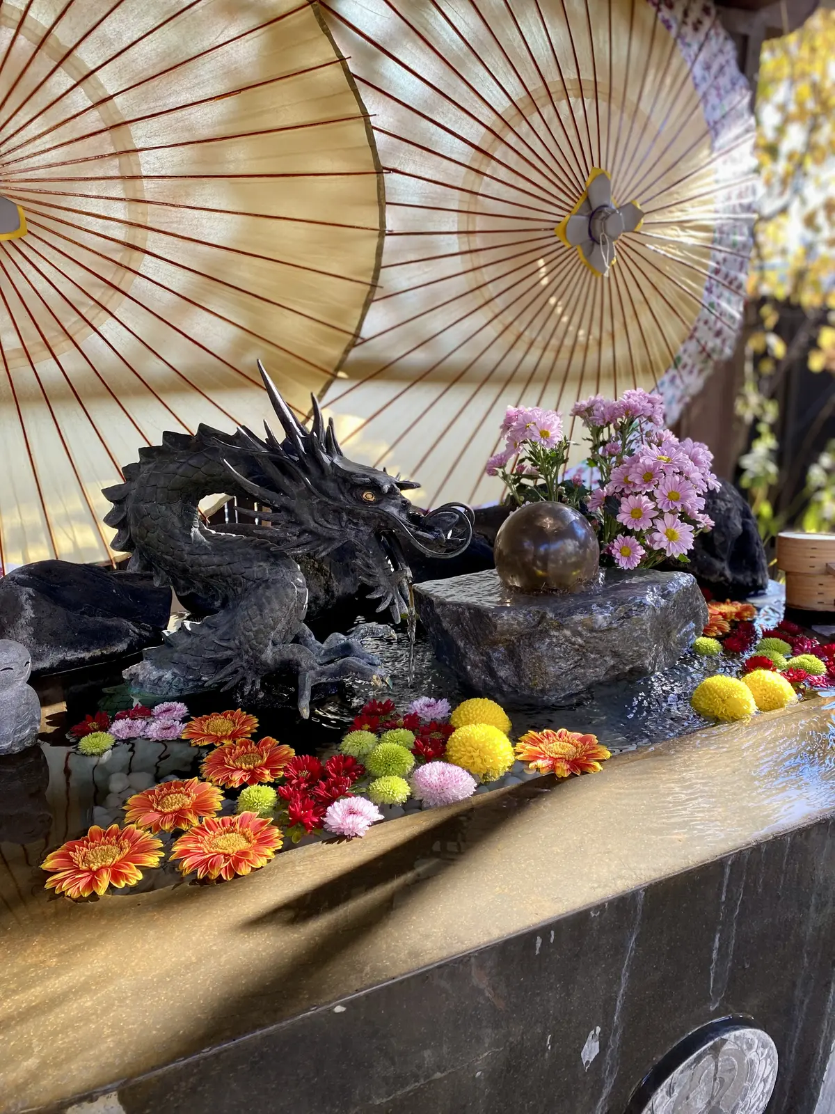 早稲田の法輪寺・龍の花手水（はなちょうず）｜色とりどりの菊が浮かぶ華やかな手水舎｜早稲田で人気の花手水スポット・秋のお散歩におすすめ