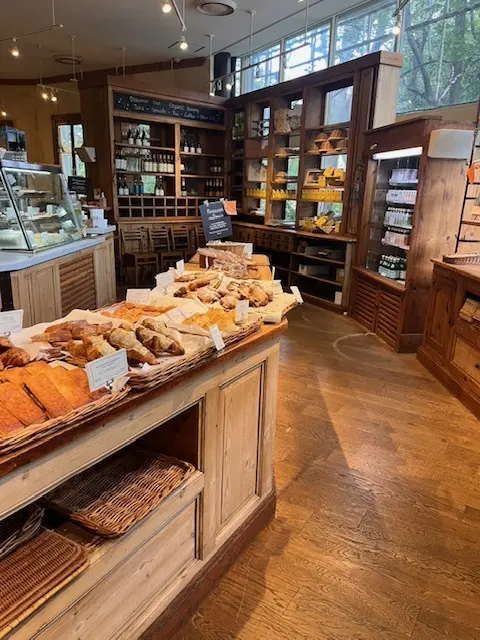 テラス席でランチと街歩きの画像_2