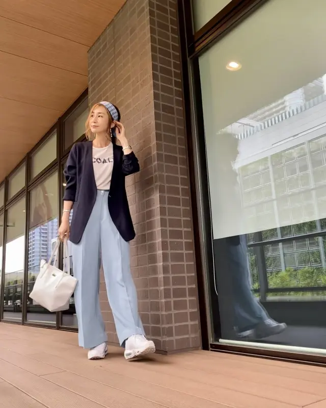 水色パンツにネイビーのジャケット