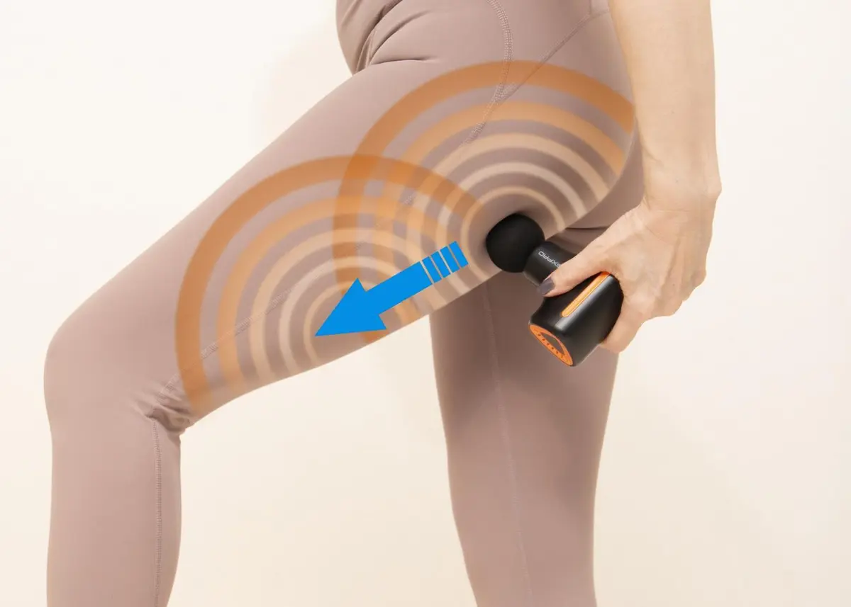 OurAge×Webエクラ　「体の大部分は水分でできています。ぐいぐいとマシンを押し当てるのではなく、肌の表面を水面だとイメージして、その水面に波紋ができる様をイメージしながら、お尻から膝までゆっくりと丁寧に優しく当てることがポイントです。  また、やりすぎると、流したリンパがろ過されきれず、停滞が起こりますのでやりすぎは禁物。  少し物足りないかなと思うくらいがちょうどいいです」（kyoさん）