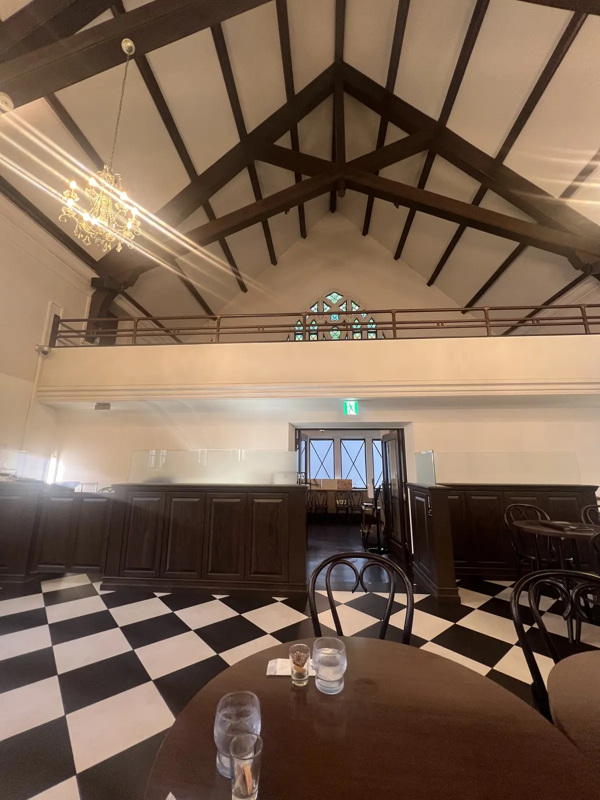 カフェは元々教会だったのでインテリアも素敵