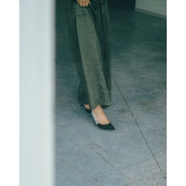 富岡佳子のディオールの名品バッグとパンプス