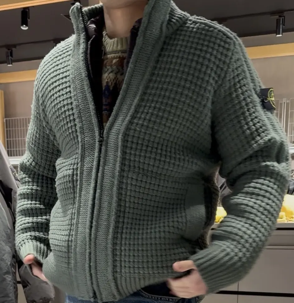 赤をポイントに、品よく。ドライブの日の大の画像_3