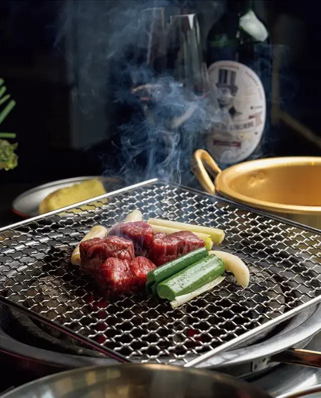 人気メニューはヒレ部位を使った「韓牛アンシムチュムルロク」300g W58,000。韓牛の赤身肉ならではの味わいを満喫して