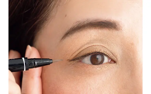 《3》長めのラインで 下がり二重を断ち切る