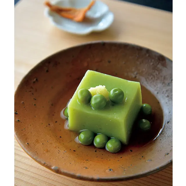 突き出しは「うすい豆豆腐」。 