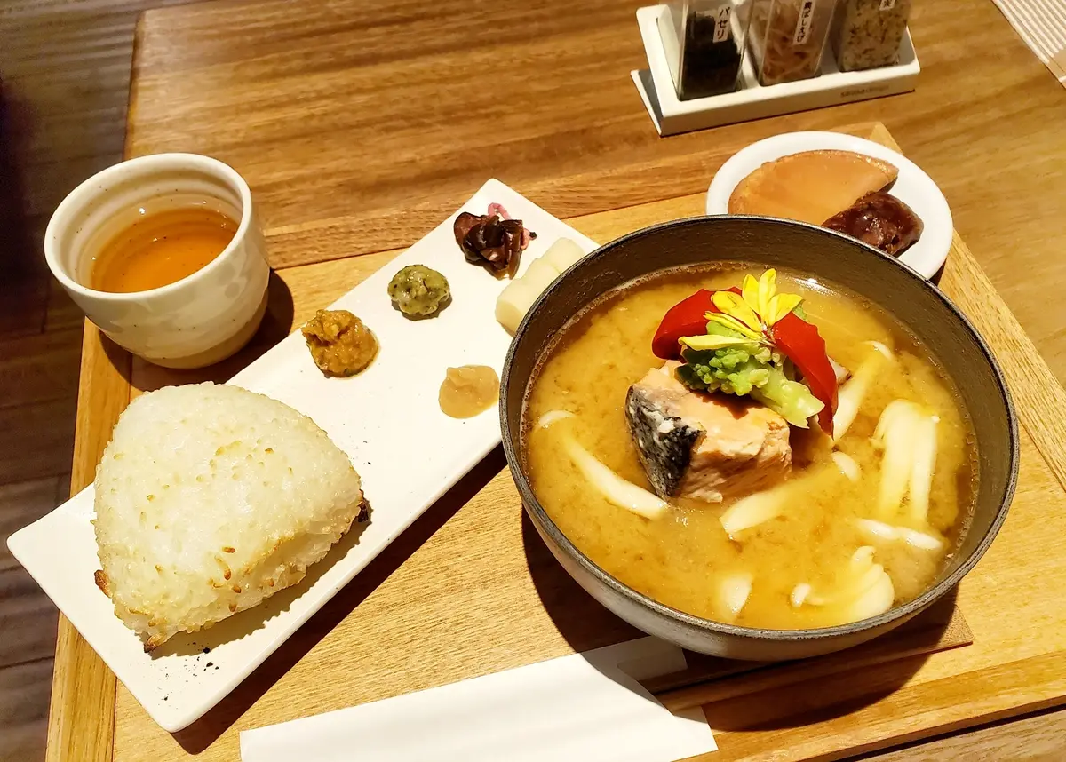 この一杯で整うお味噌汁。美味しく頂きました。赤い具材はパプリカです。