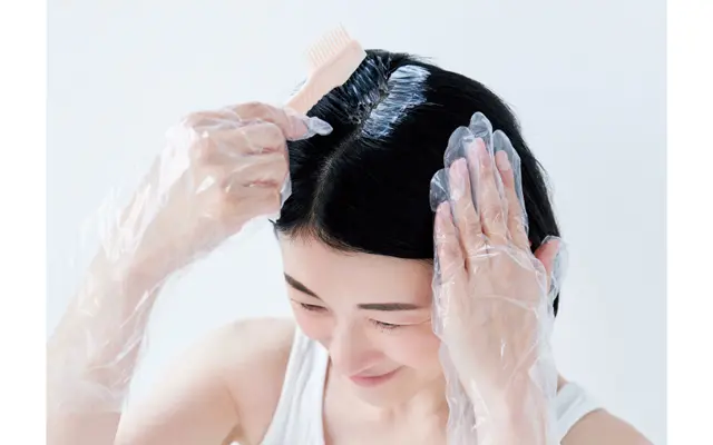 室温は20～30℃。染めたい部分から剤を塗りはじめる