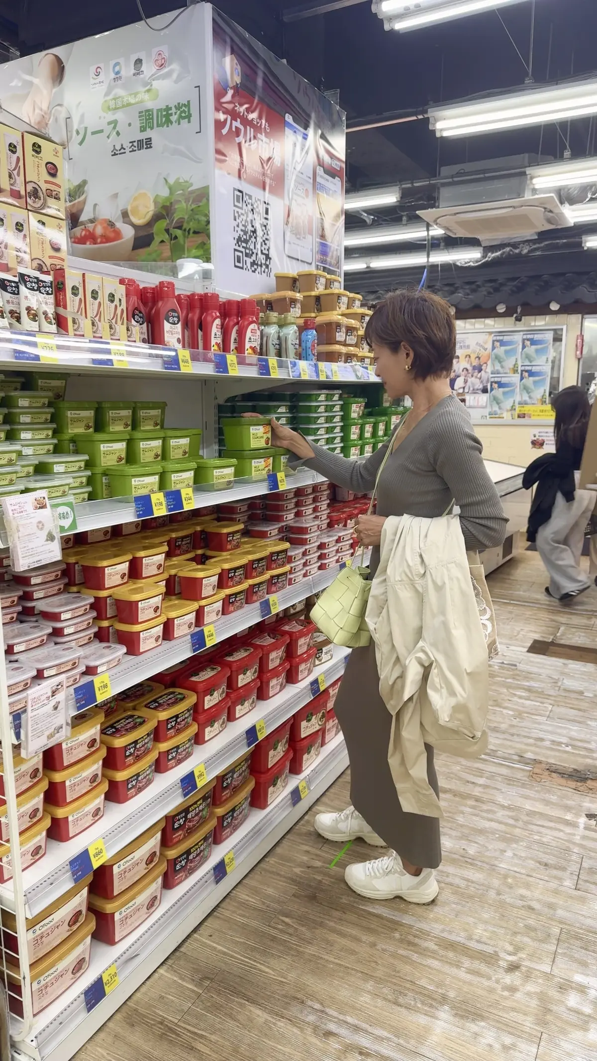 コーデの主役は春色バッグ！スカートとパンの画像_7