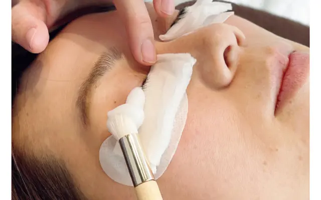 まつ毛の汚れや油分をオフ