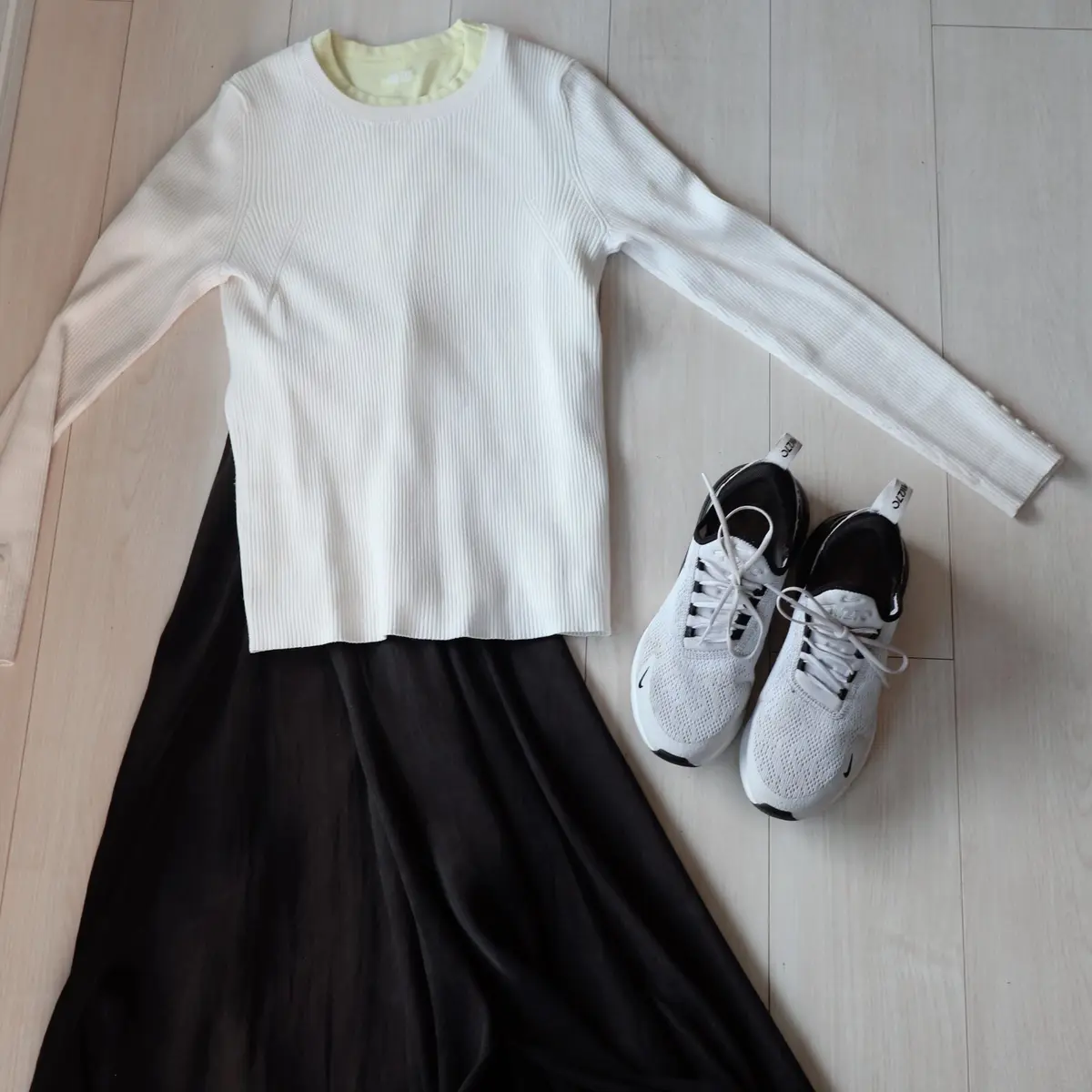 白スニーカー　ユニクロ　マキシスカート