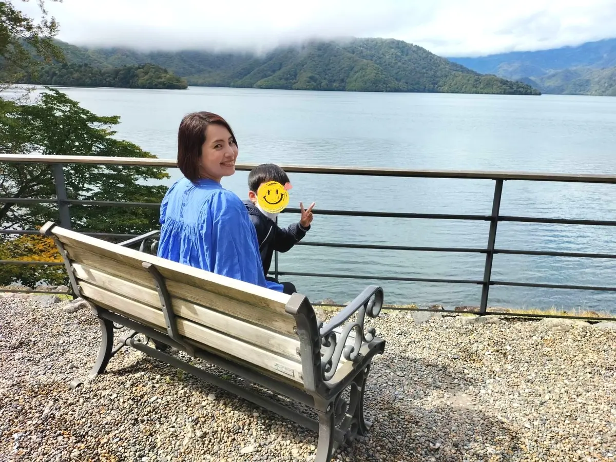 英国大使館別荘記念公園、中禅寺湖、40代ファッション、ユニクロのウルトラストレッチスキニーハイライズ、スタイルデリのブラウス、黒スキニー、旅ファッション