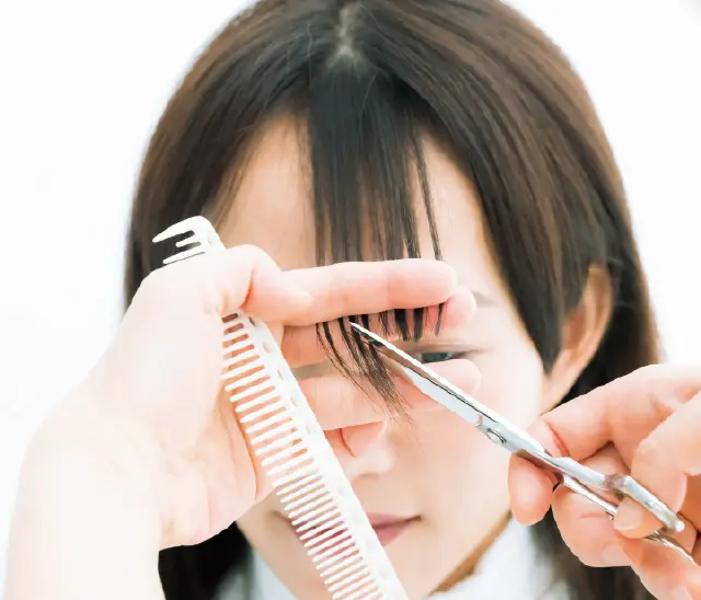 立体感のカギになる前髪の内側だけを短くカット