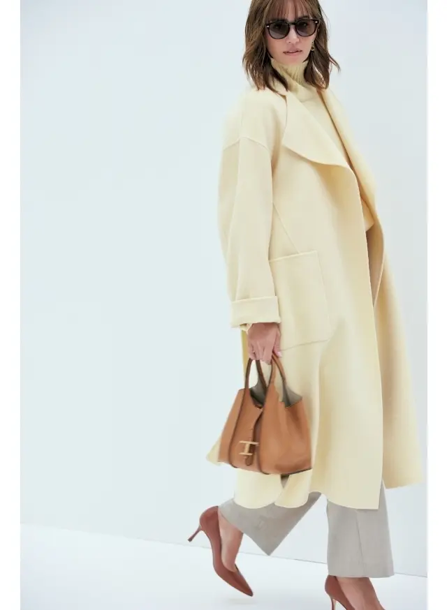 動きの出るデザインでイエローの柔らかさが引き立つ