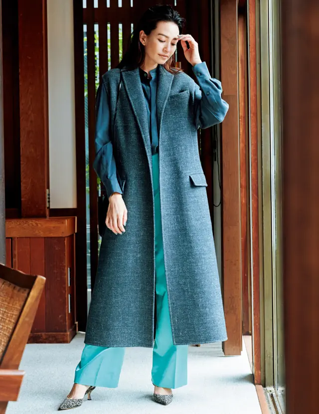 あいまいな色と、隠れたきれい色でつくる村山佳世子さんのコーデ