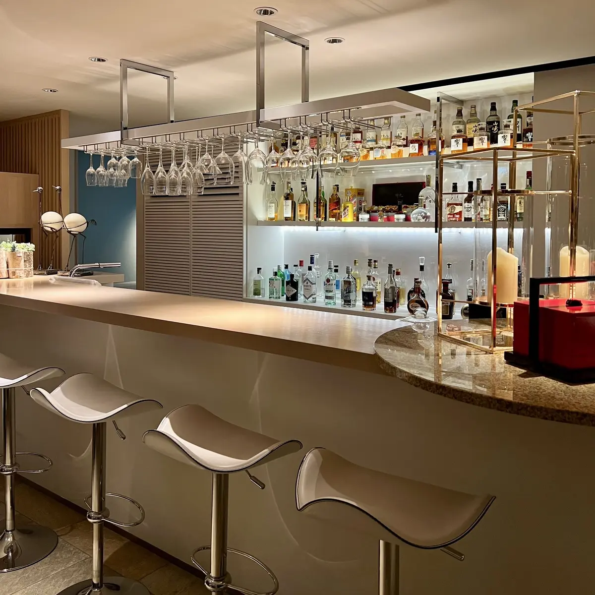 ニセコのヒラフにあるホテル「シャレーアイビー」のバーカウンター