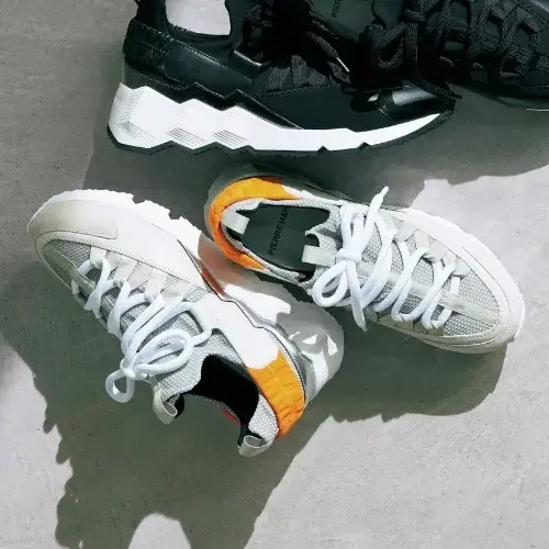 PIERRE HARDY TREK COMET（オフホワイト×オレンジ） ￥79,200（税込）