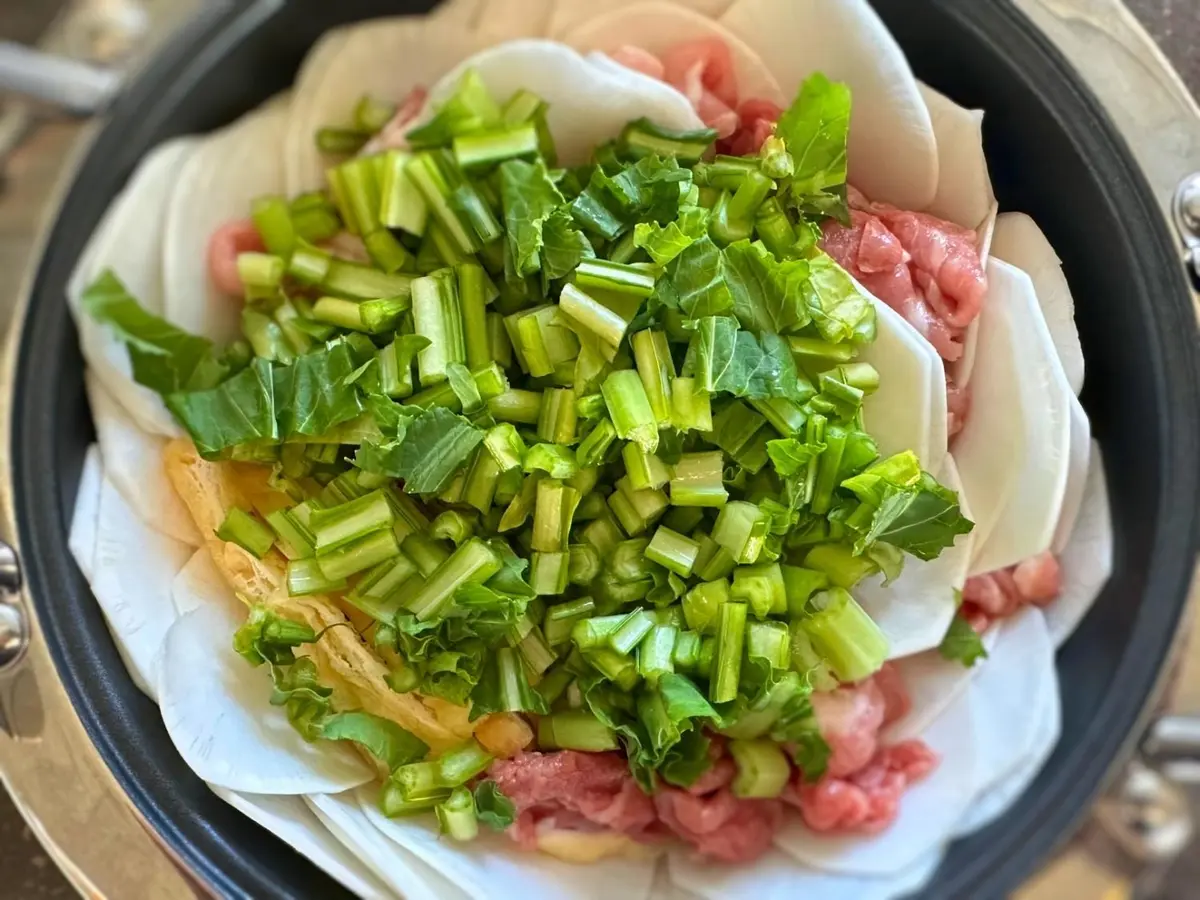 OurAge×Webエクラ かぶ・豚・お揚げのすっきり鍋レシピの作り方