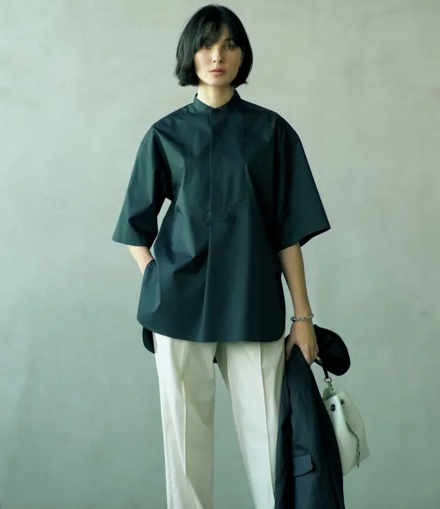 洗練されたクールな黒がシャツの存在感をきわだたせて