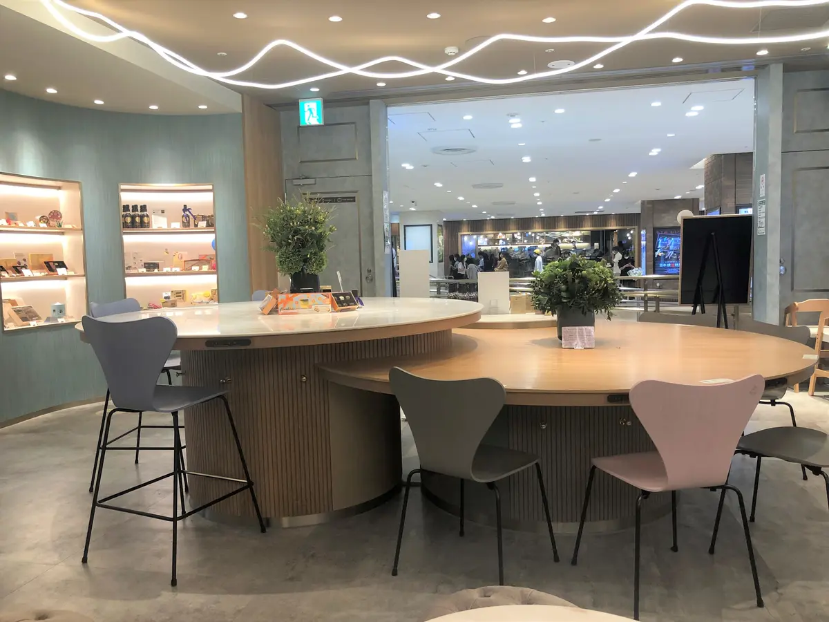 ゴディバカフェの店内。