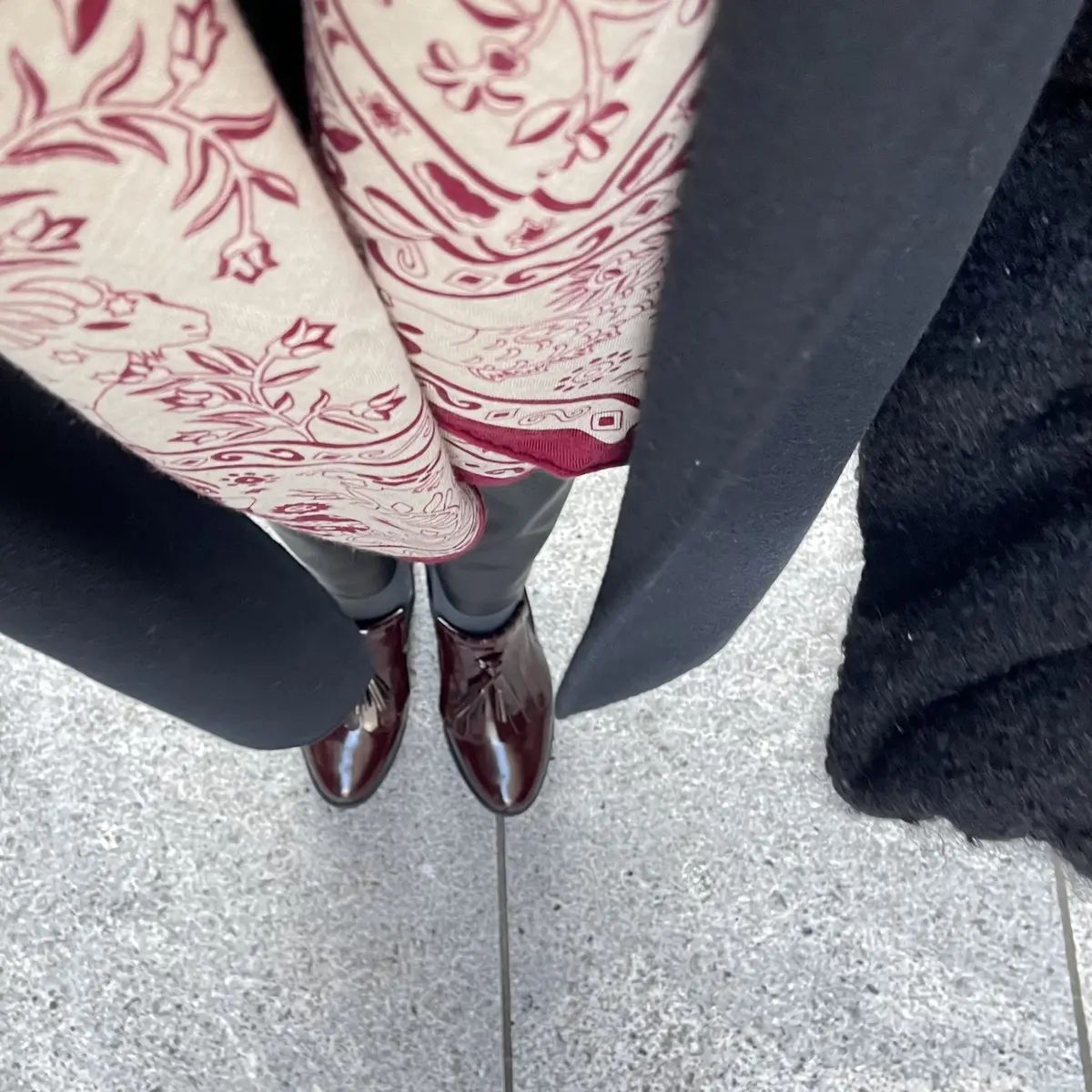 冬のダークカラーコーデに"えんじ色"で赤の画像_2