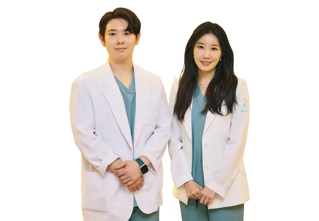 まるで韓国ドラマから抜け出てきたような美男美女、キム・ヒョンオク代表院長（右）とチェ・ホヨン院長（左）。ふたりとも経験豊富かつ、技術もハイレベル