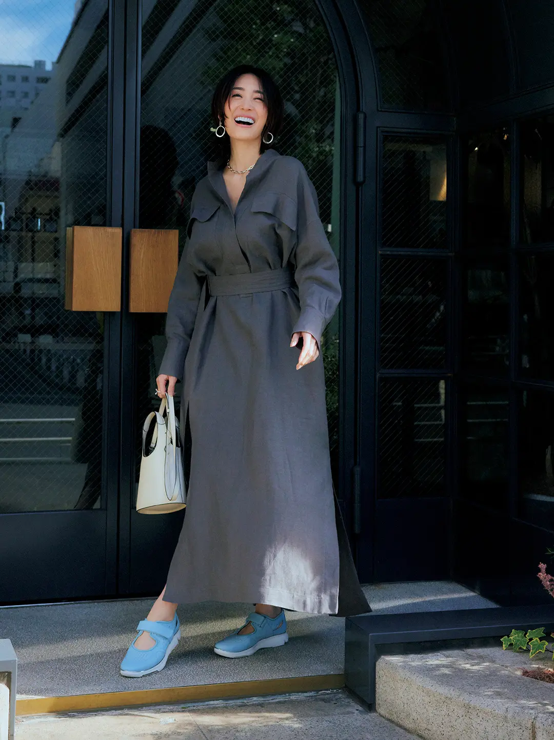 グレートーンにサンダルのブルーがクリーンに映える