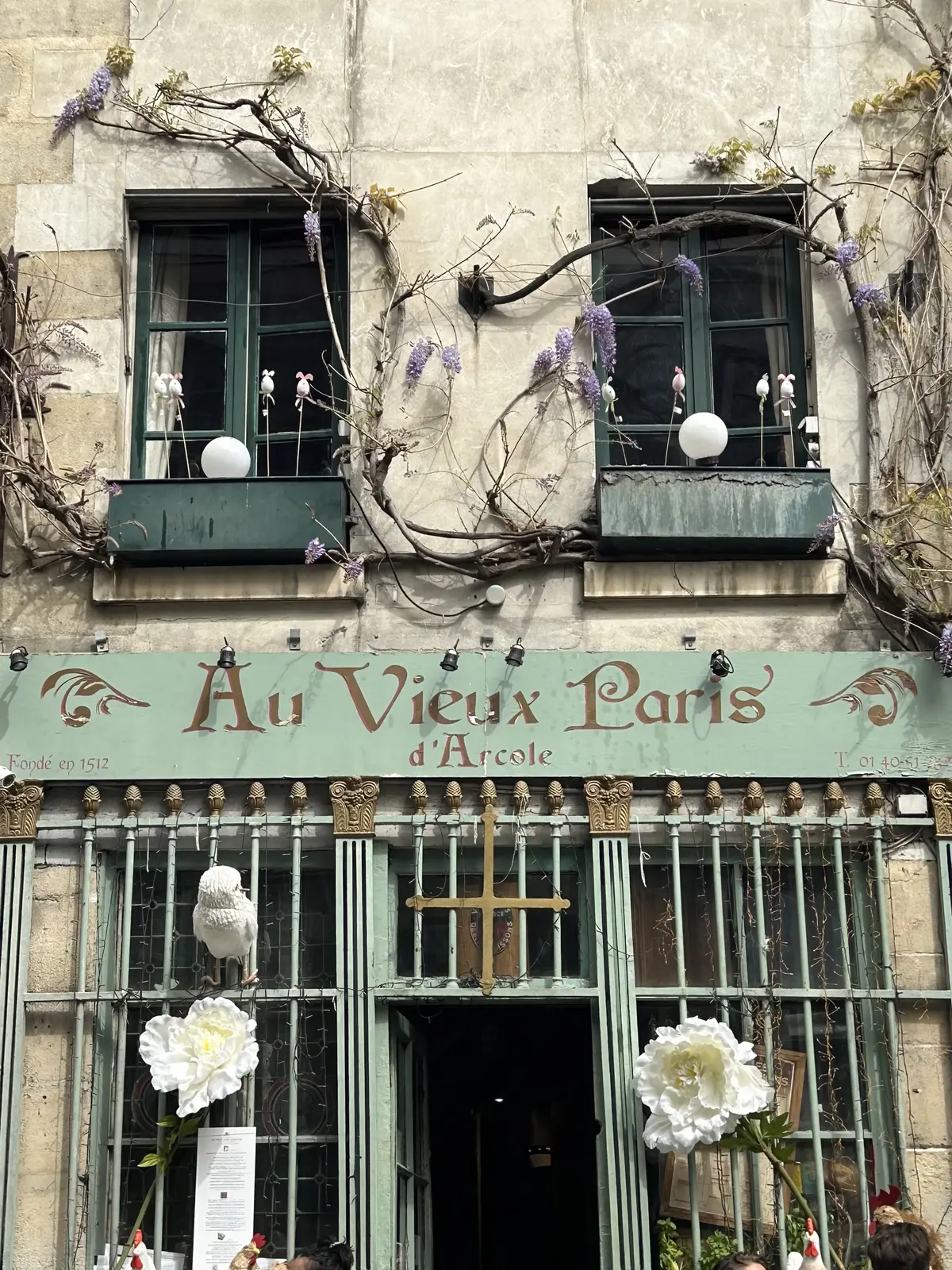 パリ　花カフェ　レストラン「Au Vieux Paris d'Arcole」へ