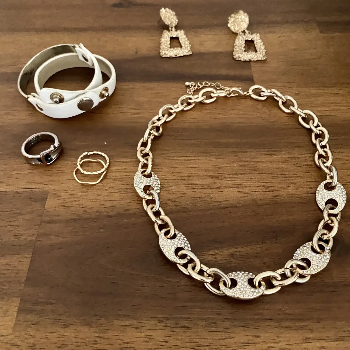 ゴールドのアクセサリーで合わせました。