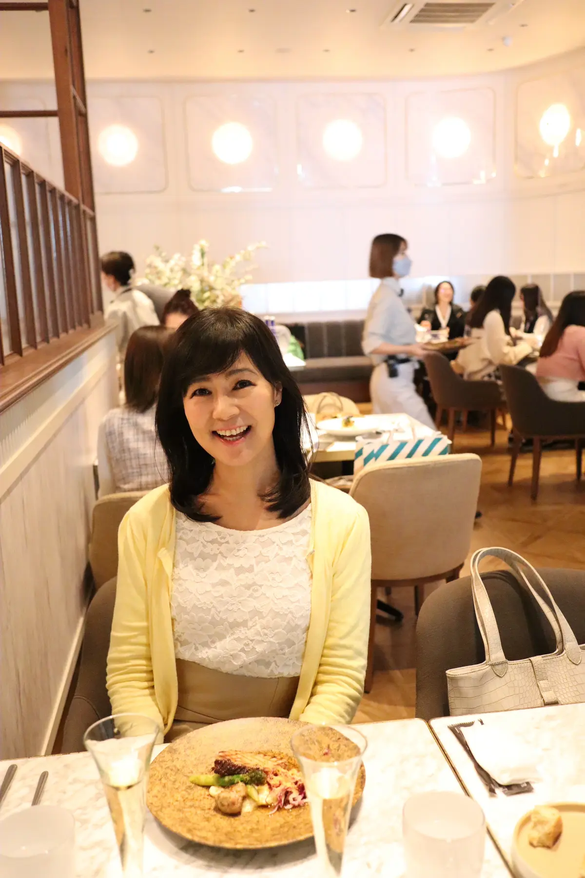 ジェントル、GENTLE、GENTLE-Dining、ボブ、ミディアムヘア、黄色、レモンイエロー、ニット、カーディガン、羽織り、レース、レーストップス、ベージュ、ベージュスカート、スカート、ロングスカート、ハイウエスト、春服、春服コーデ、可愛い、お気に入り、スタイルアップ、着回し、美味しくい、イタリアン、スパニッシュバー、店内、表参道、