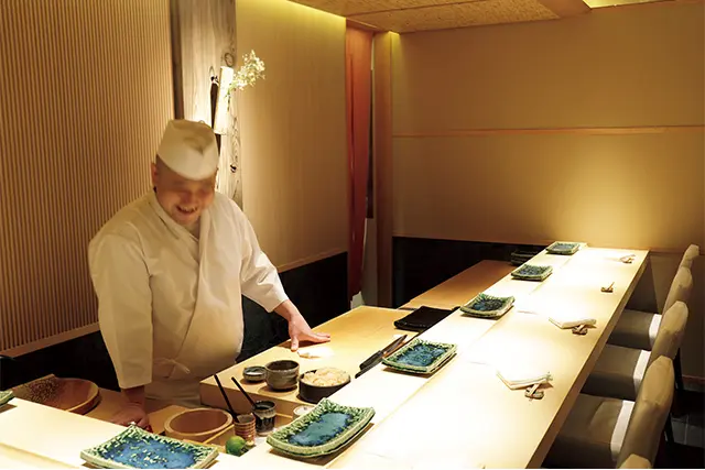 カウンター7席の店は、コージーで居心地がいい。深澤氏は明るく話しやすい人柄