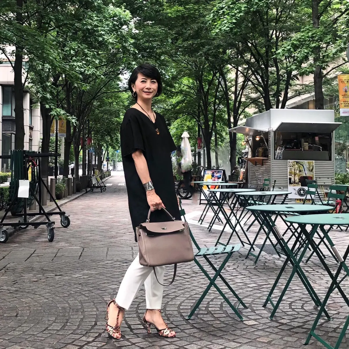 ゆったりシルエットの黒リネンチュニックの画像_2