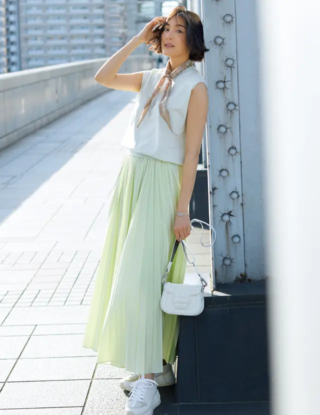 甘やかなプリーツスカートコーデのLIZA