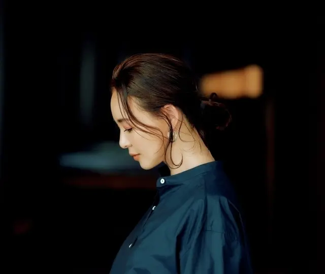 きちんと装いたい日に選んだのはスマートなロングシャツ。バックスリットが軽やかさを添えて